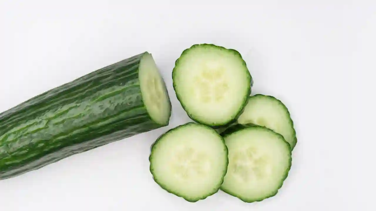 cucumber cut inti slices